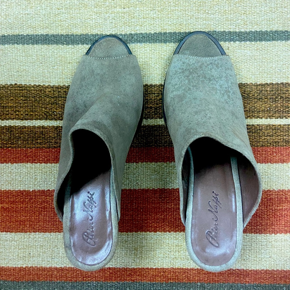 Peter Nappi brown leather women’s slip on heels